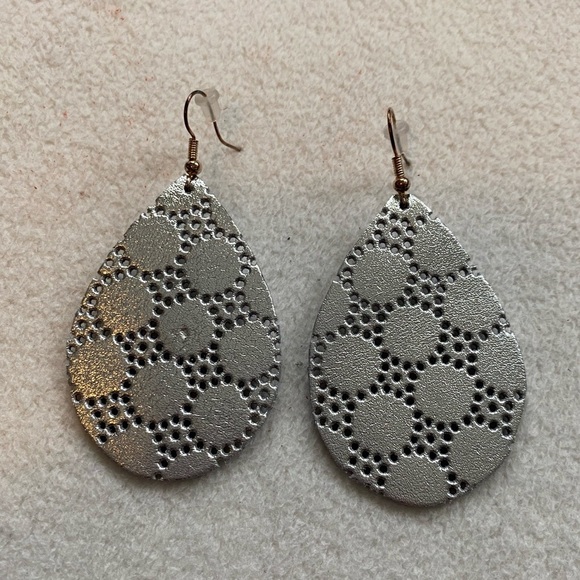 Jewelry - silver patterned teardrop earrings